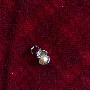 Vantel pearl clam charm